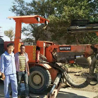 鑫通机械海外服务——埃塞俄比亚全液压凿岩台车挖掘扒渣机