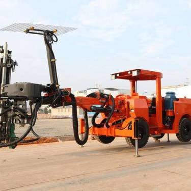 鑫通液压矿用挂网锚杆钻车CYTM41生产衔接新突破