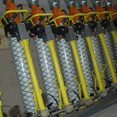 KMQT-130/3.1型气动振动式锚杆钻机操纵简单，维护方便