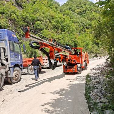 液压凿岩钻机多功能电脑台车卡钻的排除方法鑫通机械