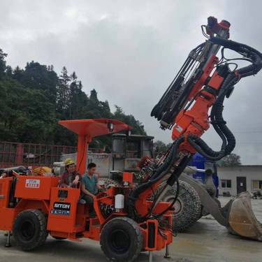 某煤矿引进一台CMM2-22型矿用液压锚杆钻车鑫通机械