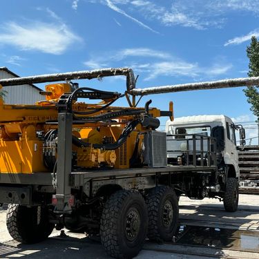 车辆搭配绳索取芯钻机双杆勘探全液压康明斯发动机