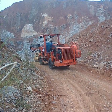 鑫通机械凿岩+锚杆一机多用单臂液压凿岩钻车用于某铁路