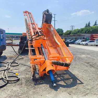 大臂承载3人施工 高举25米护坡锚固钻机 山体爆破加固防护钻孔机