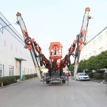 金矿开采选用鑫通液压一臂一篮锚杆台车钻锚一体机