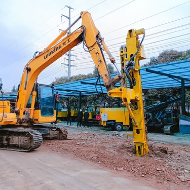 基础桩加固挖改钻机 沙漠光伏项目螺旋打桩机 升降滑道液压动力桩架