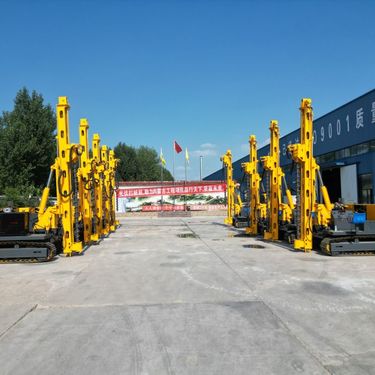 履带光伏打桩机 多功能长螺旋钻机 结构紧凑 爬坡力大