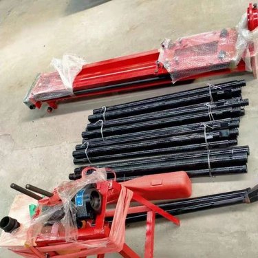 陕西西安小型钻孔凿岩钻机河南信阳轻便岩石钻孔机