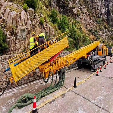 22米护坡高举锚固钻机 履带式多角度潜孔钻 双大臂三节举升打桩机